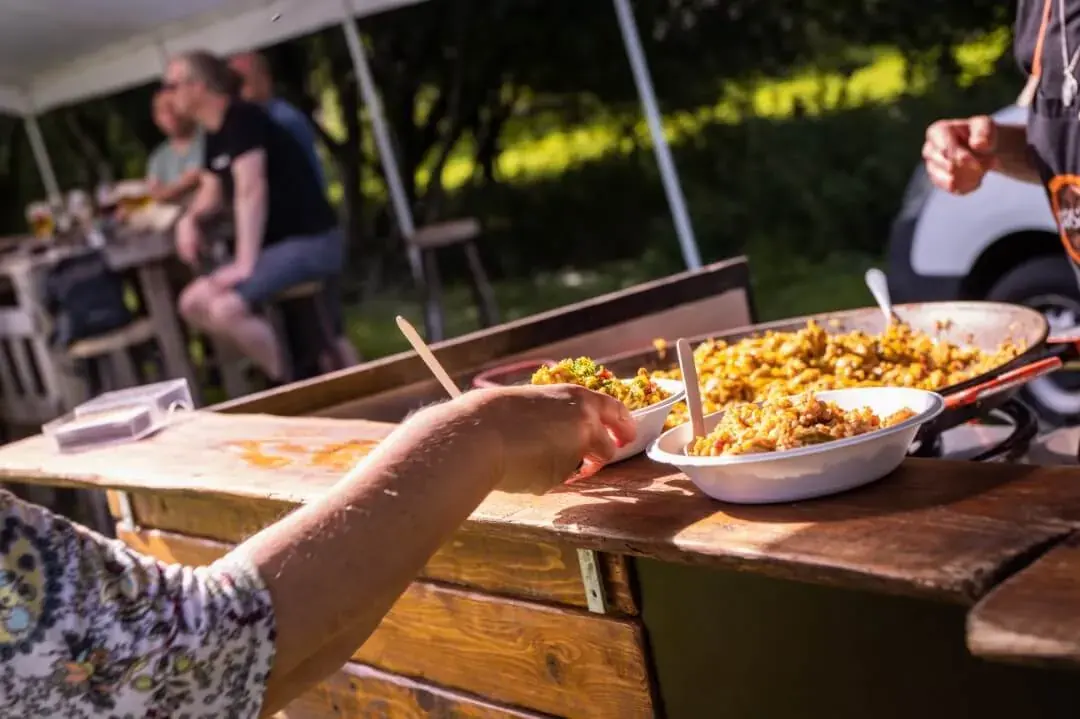 Gasten bij de live cooking-stand van Pasado, te huur via Feestkarhuren.nl