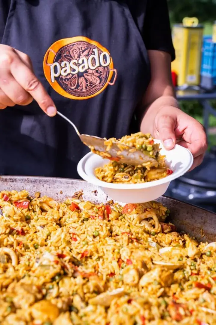 Paella wordt opgeschept bij Pasado