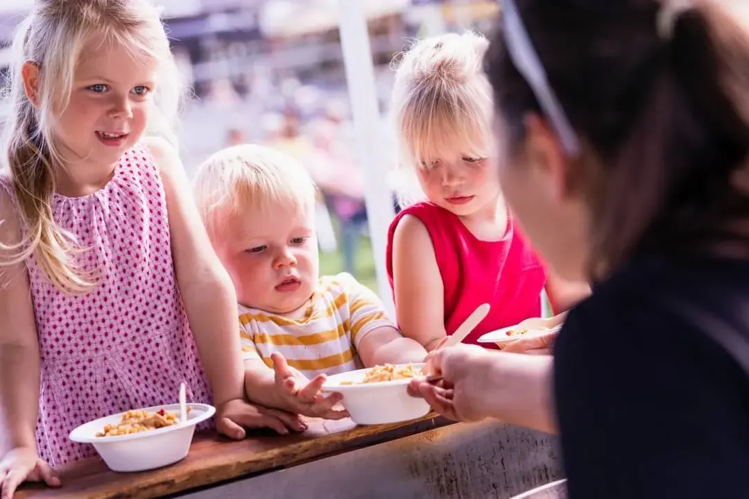 Kinderen bij de stand van Pasado