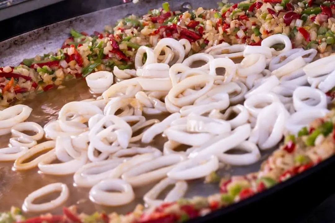 Een grote pan met inktvisringen van Pasado