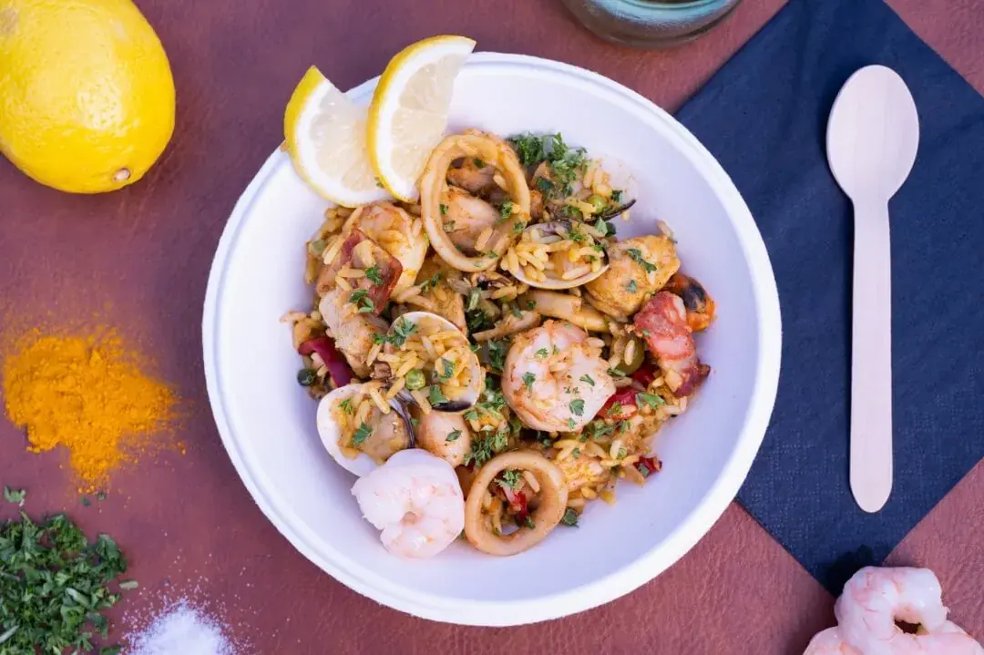 Een bord paella met scampi van Pasado