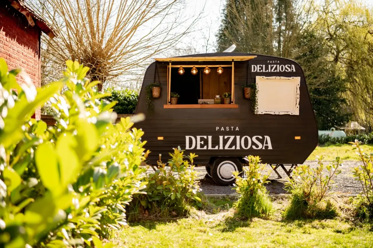 De pastatruck van Pasta Deliziosa, te huur via Feestkarhuren.nl