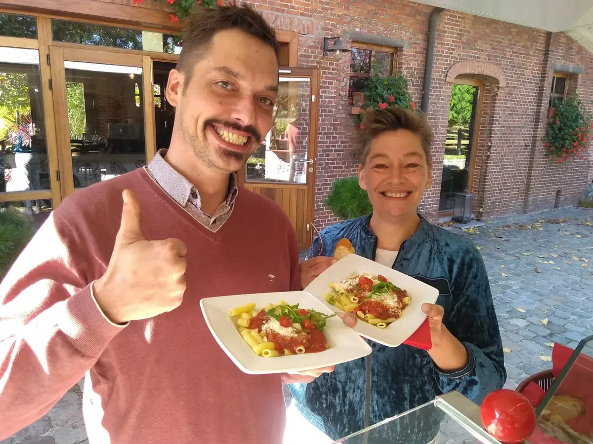 Gasten met een bord pasta