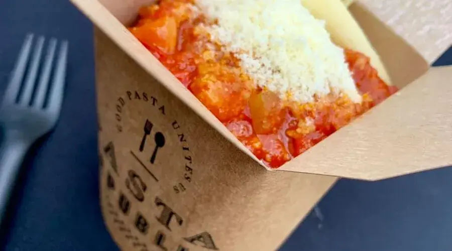 Pasta in een kraftbakje