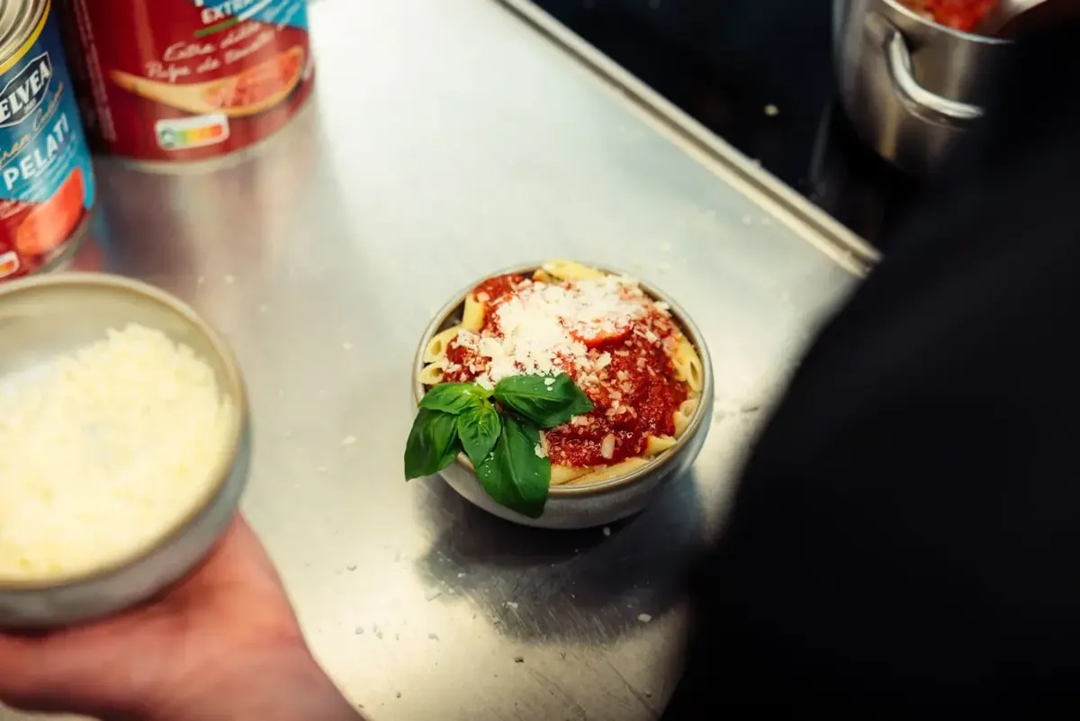 Pasta wordt afgewerkt in de truck