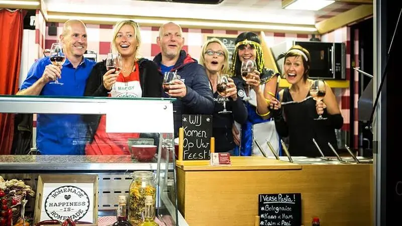 Gasten aan de truck van Pastalicious
