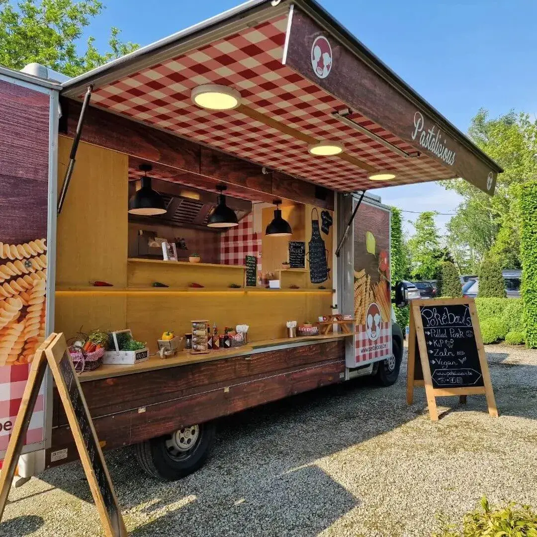 De bruine pastatruck