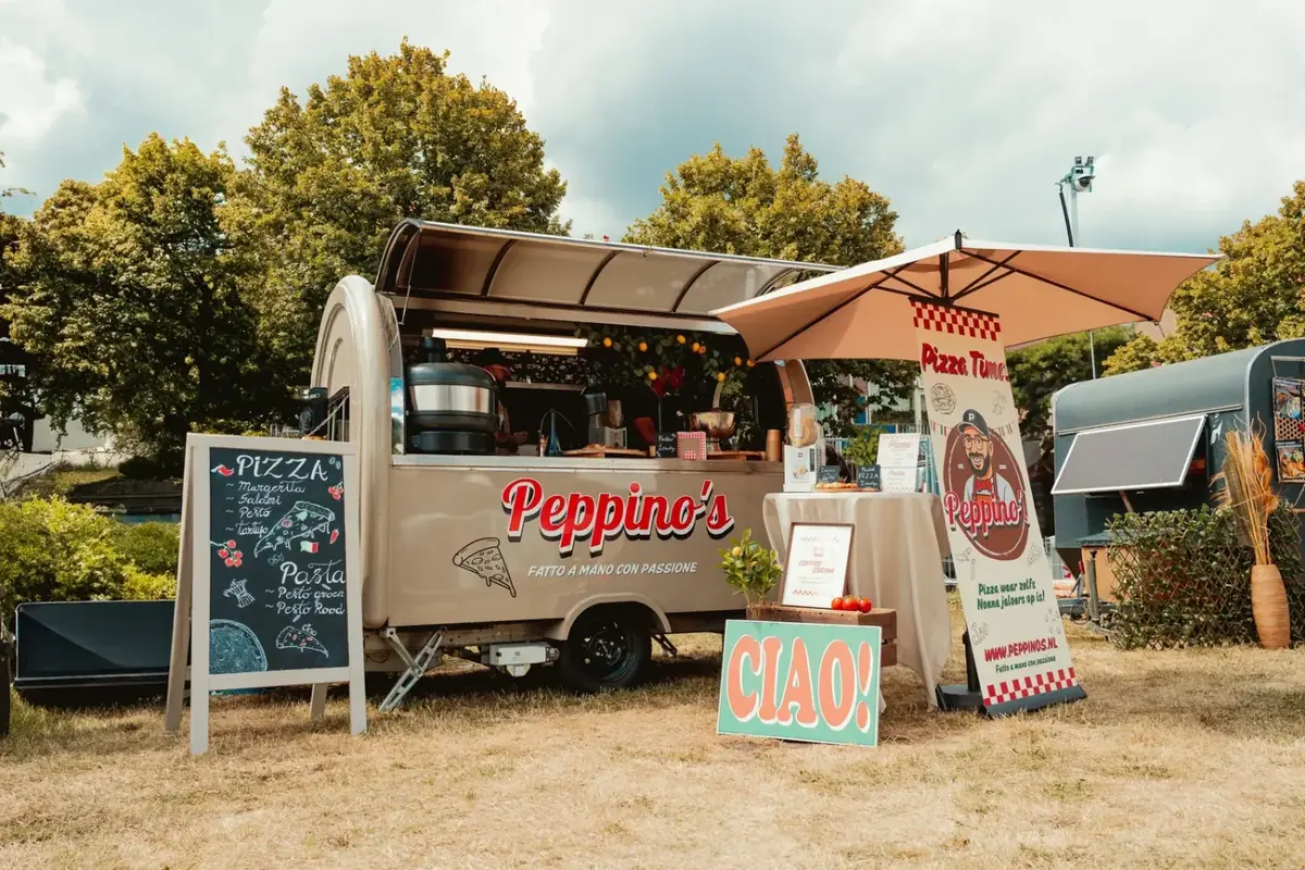 De foodtruck van Peppino’s op een evenement, te huur via Feestkarhuren.nl