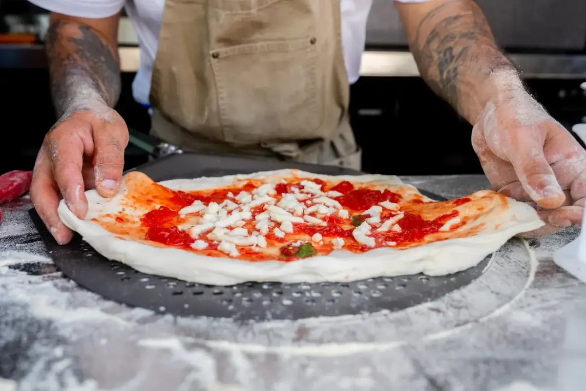 Pizzadeeg wordt uitgerekt bij Peppino’s