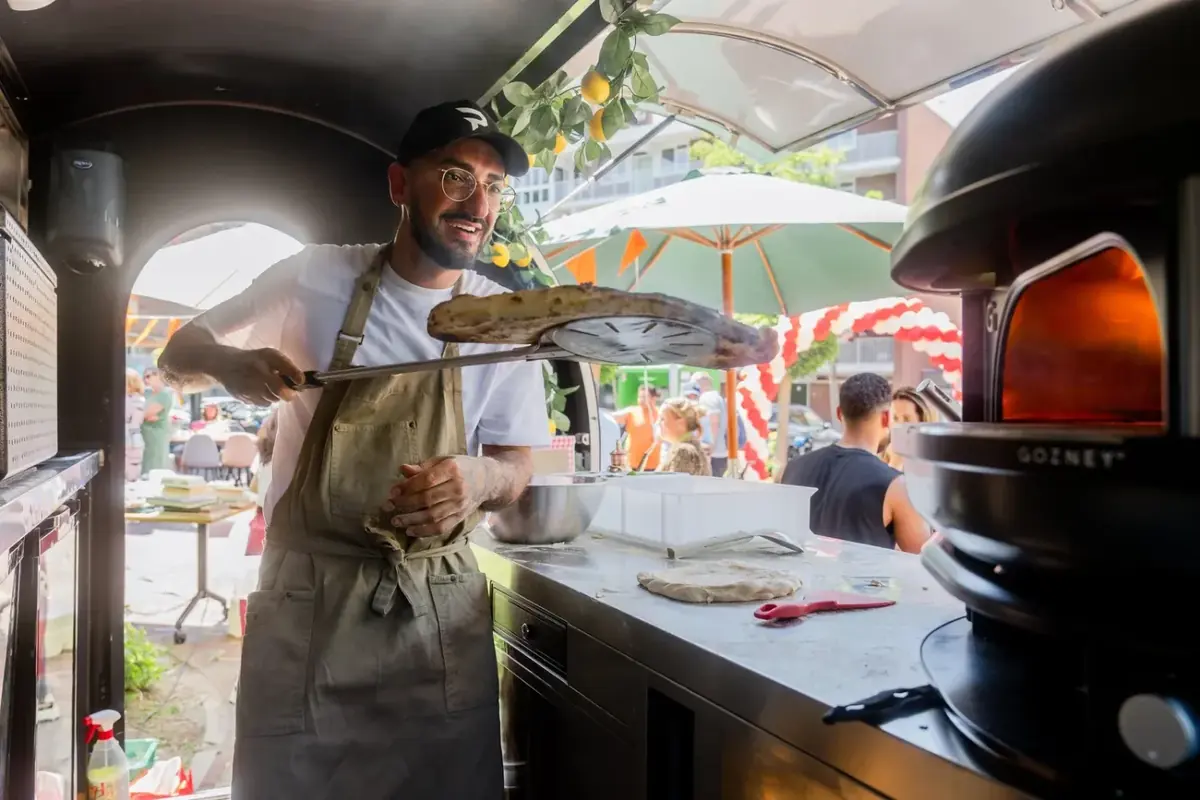 Een pizza gaat de oven in bij Peppino’s
