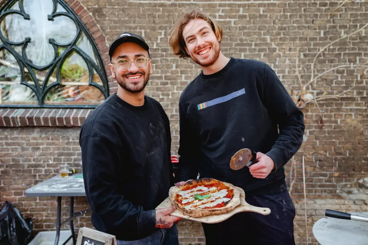 Het team van Peppino’s met een pizza