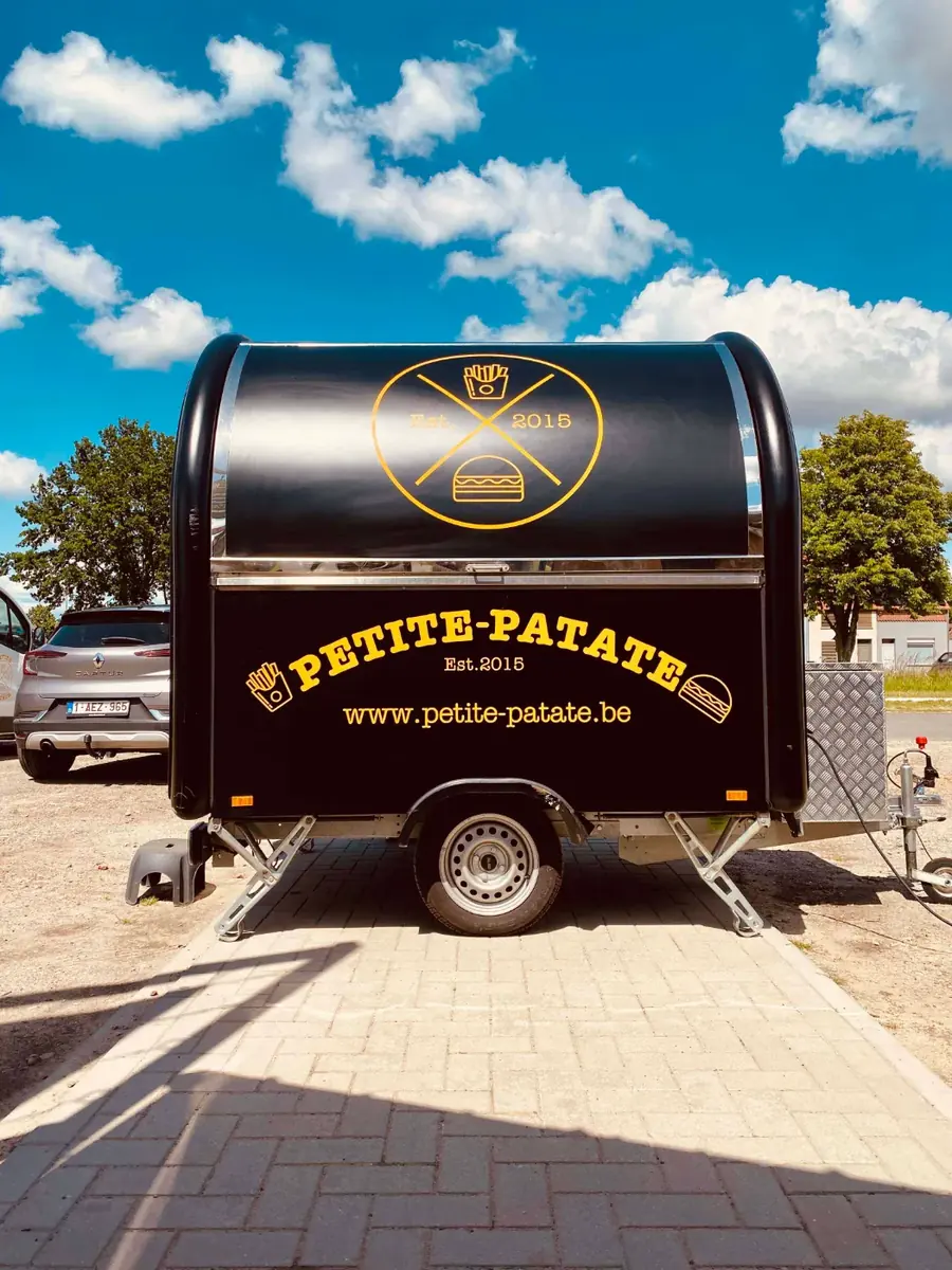 De zwarte foodtrailer van Petite-Patate, te huur via Feestkarhuren.nl