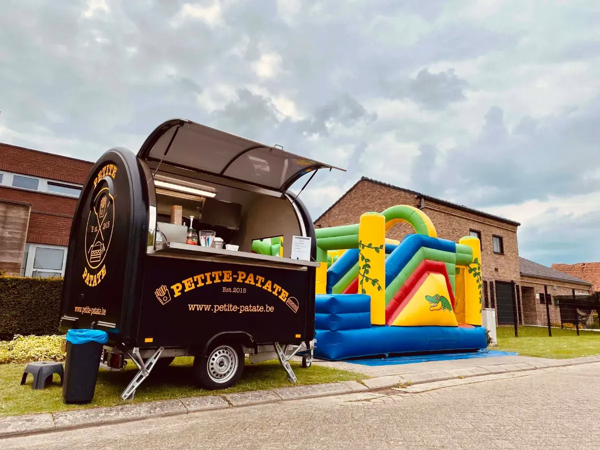 De foodtrailer op een tuinfeest