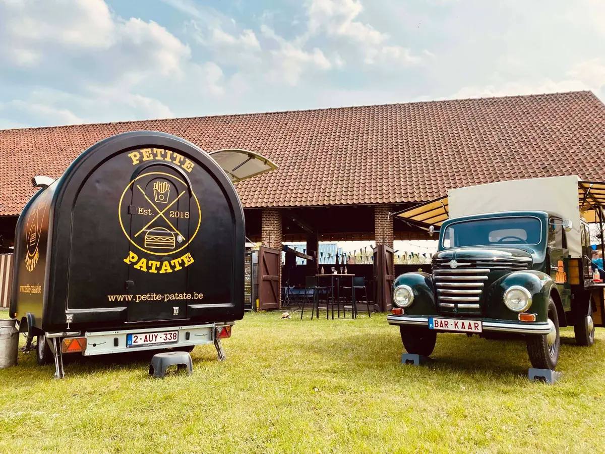 De foodtrailer naast een oldtimer