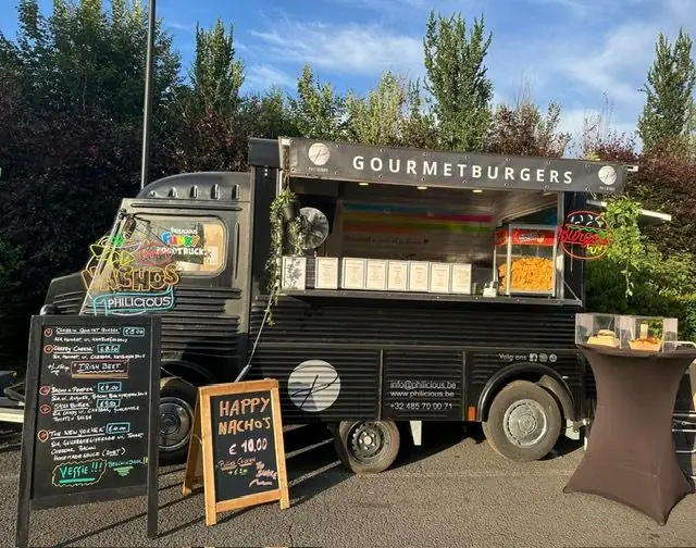 Philicious, burgertruck uit Henegouwen, te huur via Feestkarhuren.nl
