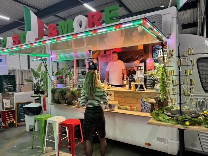 Pizza & More, pizzatruck uit Zuid-Holland, te huur via Feestkarhuren.nl