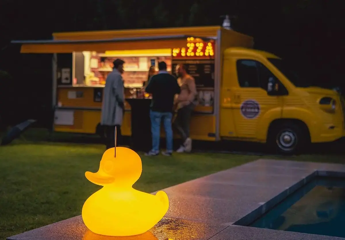 De gele pizzatruck van Pizza Florentino, te huur via Feestkarhuren.nl