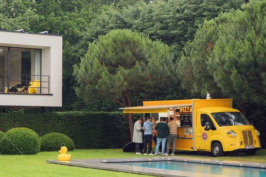 De truck op een feest bij een villa