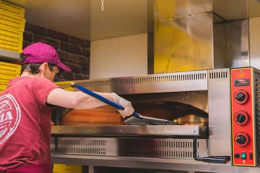 De pizzaiolo aan de oven