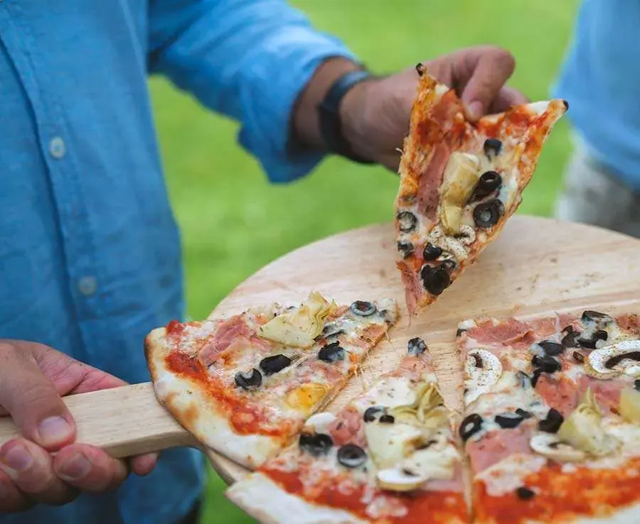 Pizza op een plank