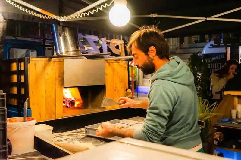Pizza Foodtruck FTB, pizzatruck uit Brussel, te huur via Feestkarhuren.nl