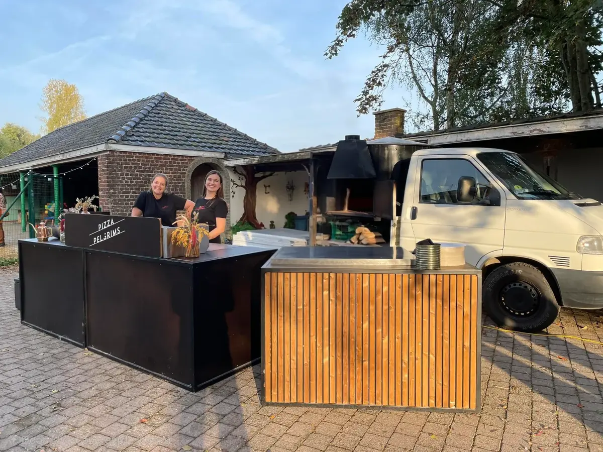 De foodtrucks van Pizza Pelgrims op een feest, te huur via Feestkarhuren.nl