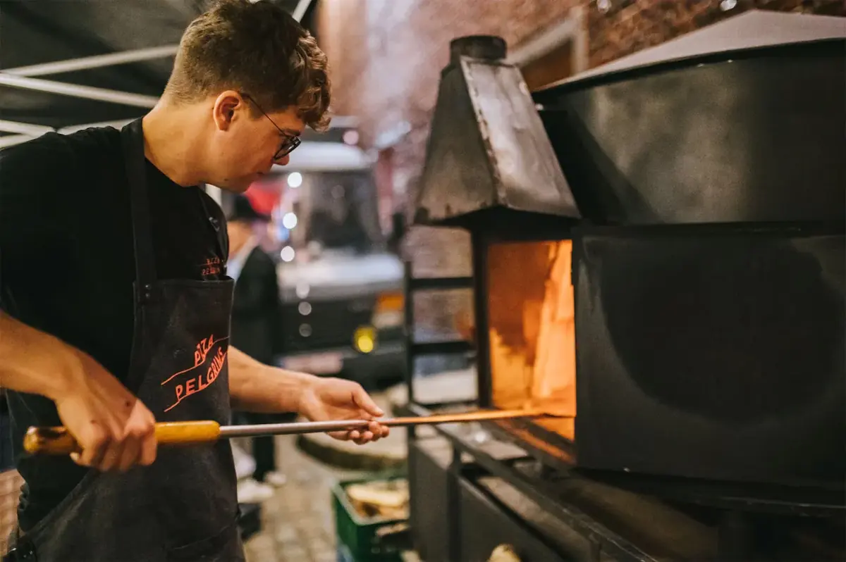 Een pizza gaat de houtoven in