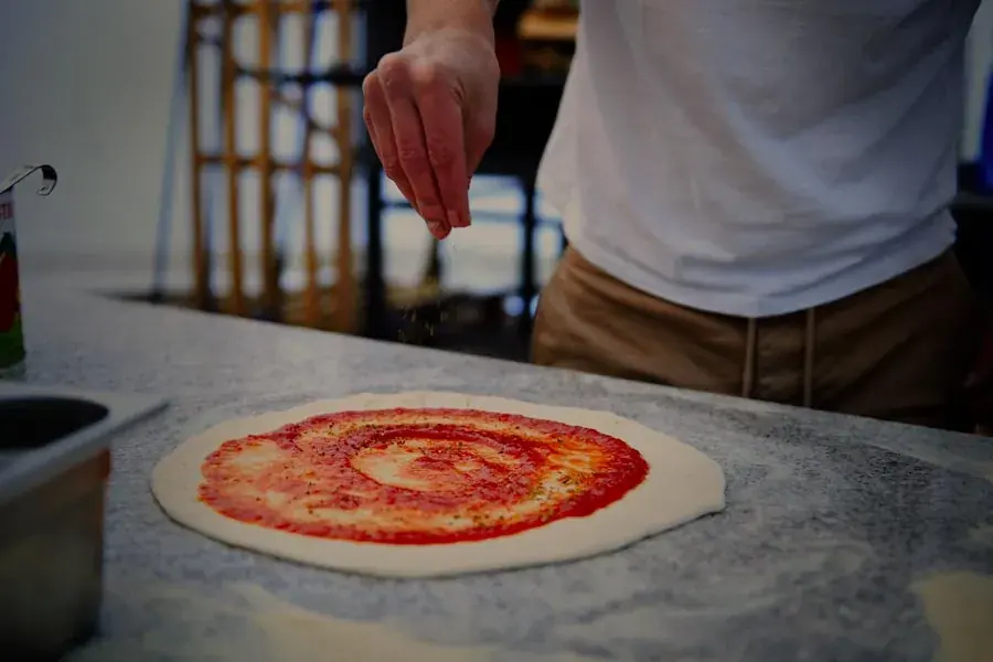 Pizzadeeg met tomatensaus