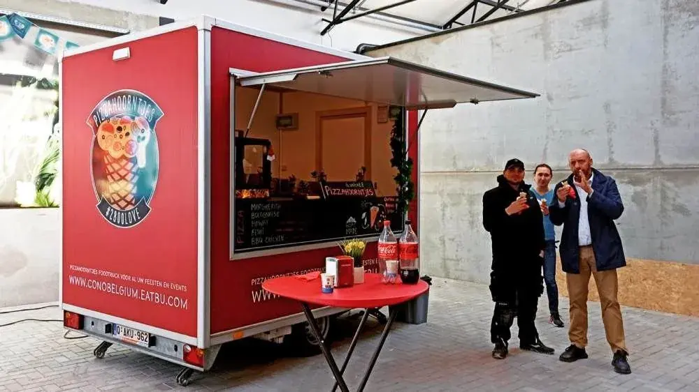 De foodtruck van Pizzahoorntjes met gasten, te huur via Feestkarhuren.nl