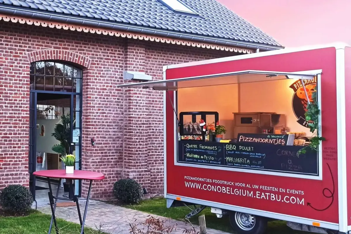 De rode foodtruck bij een woning