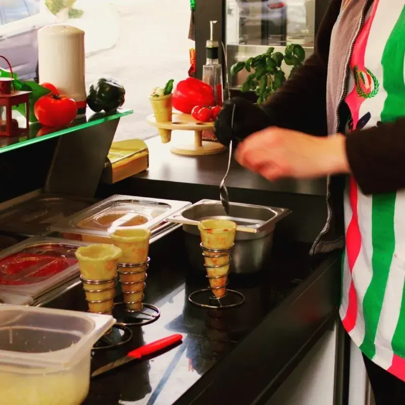 Pizzahoorntjes worden gevuld