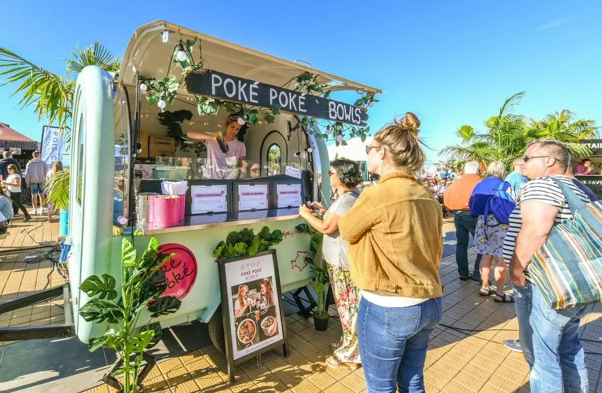 De foodtruck van Poké Poké met gasten, te huur via Feestkarhuren.nl