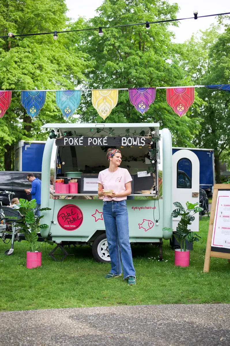 Maxime bij de foodtruck