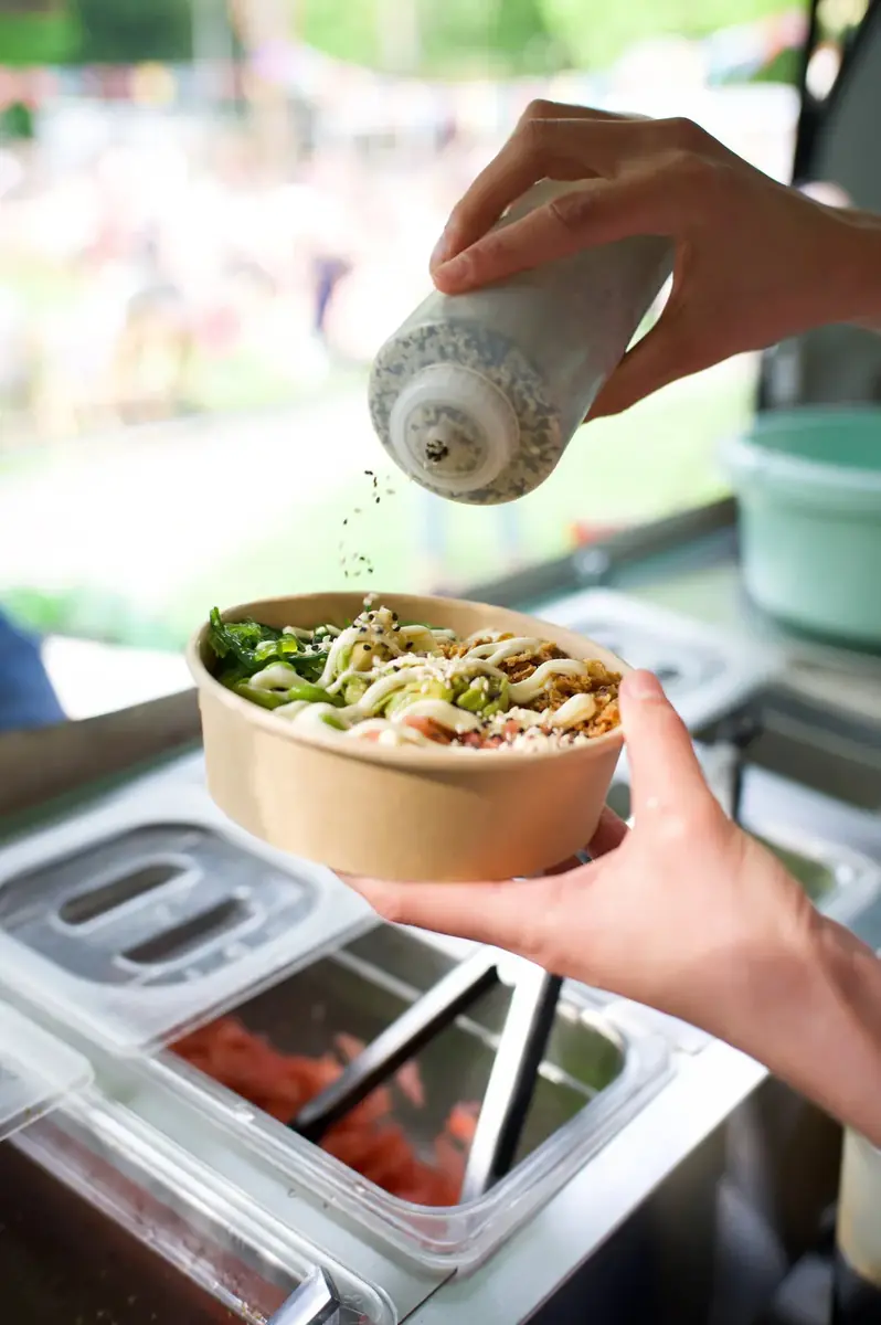 Een bowl wordt klaargemaakt
