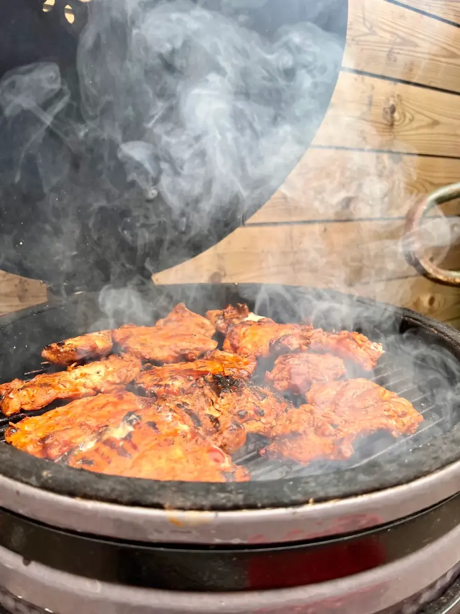 Vlees op de grill boven open vuur