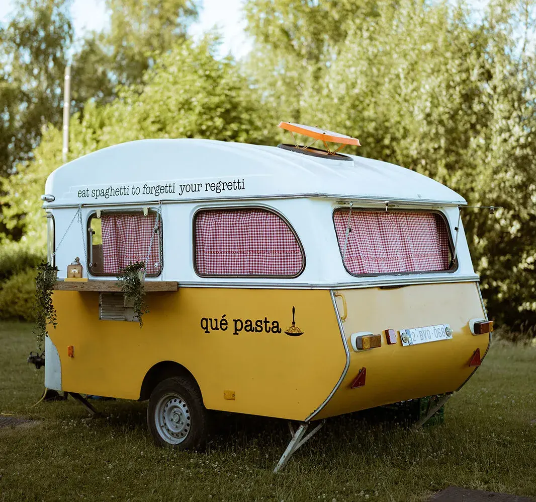 De Safari, de caravan van Qué Pasta, te huur via Feestkarhuren.nl