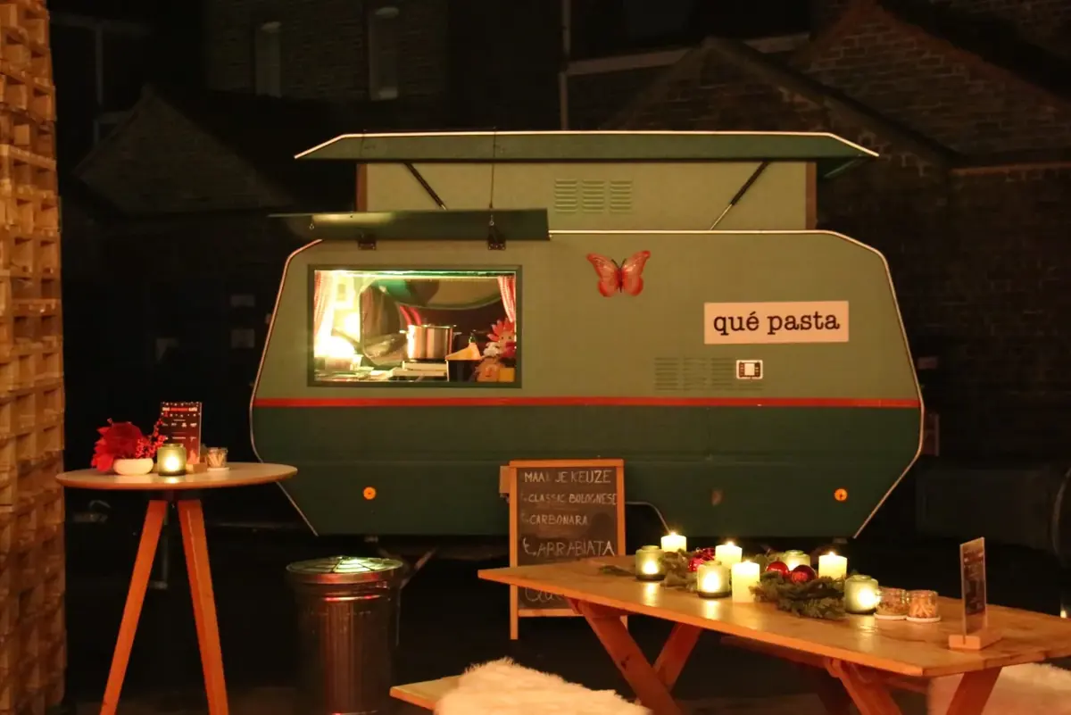 De caravan ’s avonds met tafels en kaarsjes