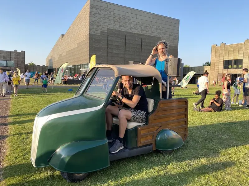 Rijdende DJ Vintage Golfkar, DJ-booth op wielen, te huur via Feestkarhuren.nl