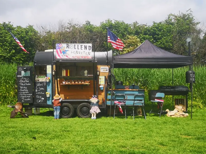 Rollend genieten, BBQ-foodtruck, te huur via Feestkarhuren.nl