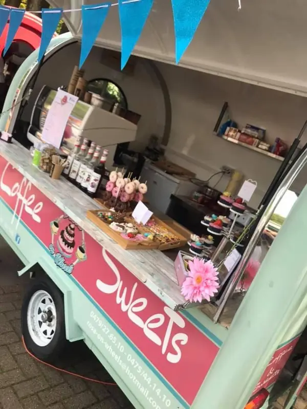 Rosa On Wheels, koffiebar op wielen uit Antwerpen, te huur via Feestkarhuren.nl