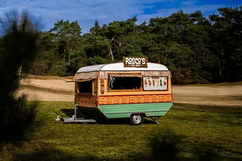 Rosco's Tiki Bar, mobiele cocktailbar uit Utrecht, te huur via Feestkarhuren.nl