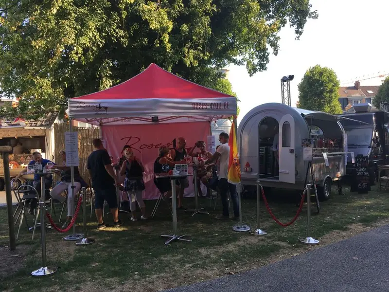 Roses4you" drinks on tour, mobiele cocktailbar uit Antwerpen, te huur via Feestkarhuren.nl