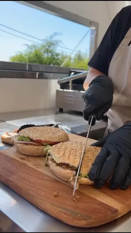 Rudy's Foodtrailer, burgertruck uit Brussel, te huur via Feestkarhuren.nl