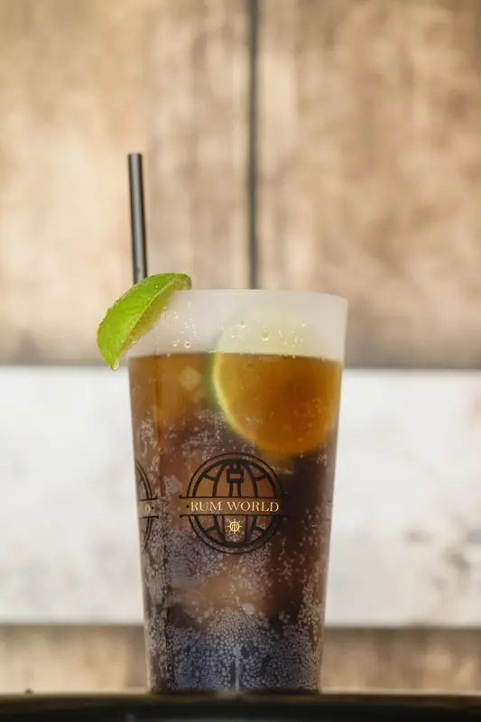 Rum World, mobiele cocktailbar uit Antwerpen, te huur via Feestkarhuren.nl