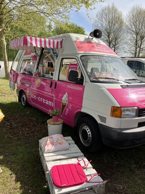 S. Hendriks Softijsspecialiteiten, ijsfoodtruck uit Noord-Brabant, te huur via Feestkarhuren.nl