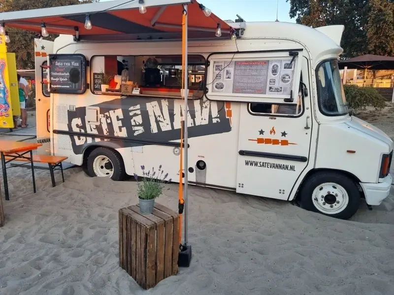 Sate van NAN, streetfoodtruck uit Gelderland, te huur via Feestkarhuren.nl