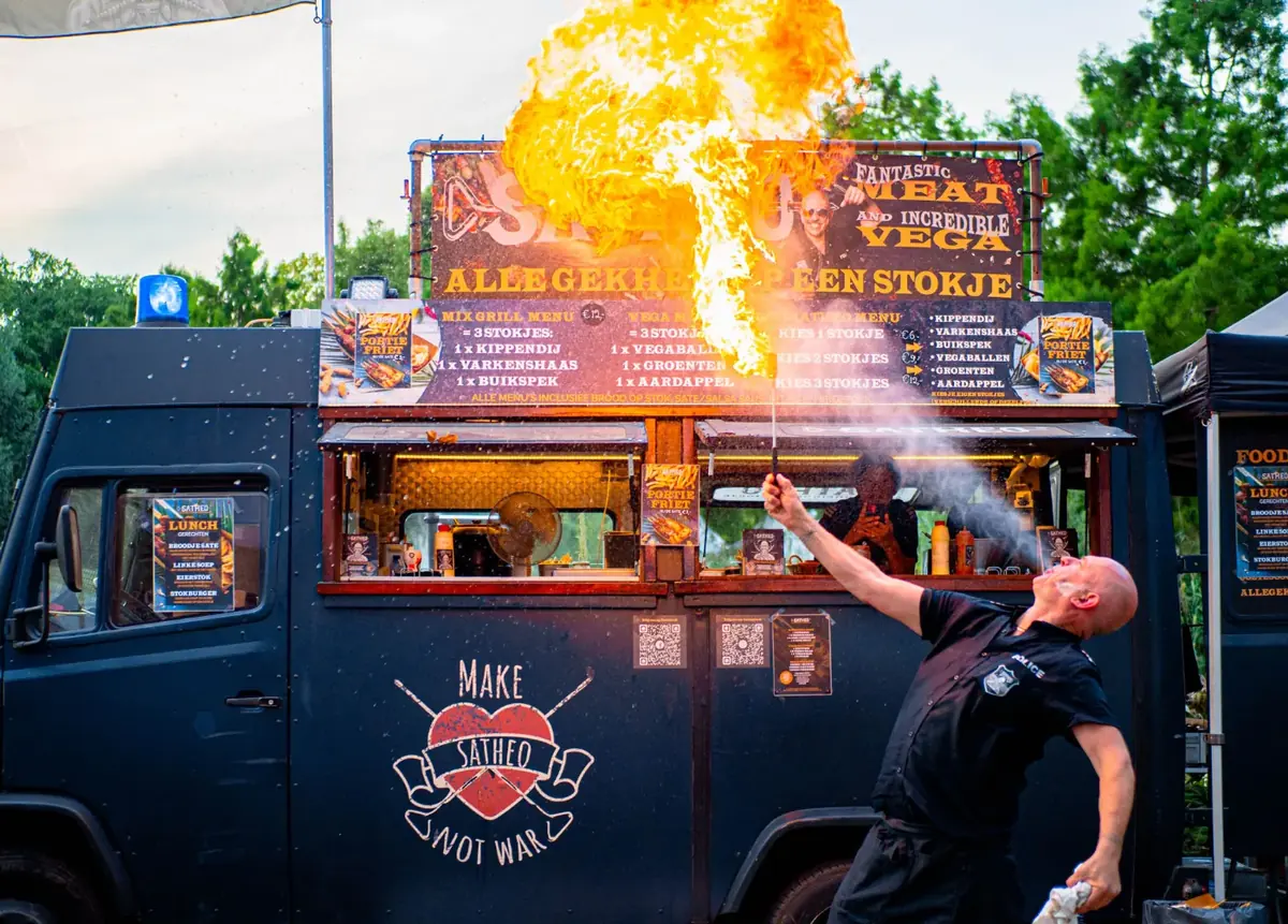 Vlammen uit de grill bij de ME-bus van Satheo