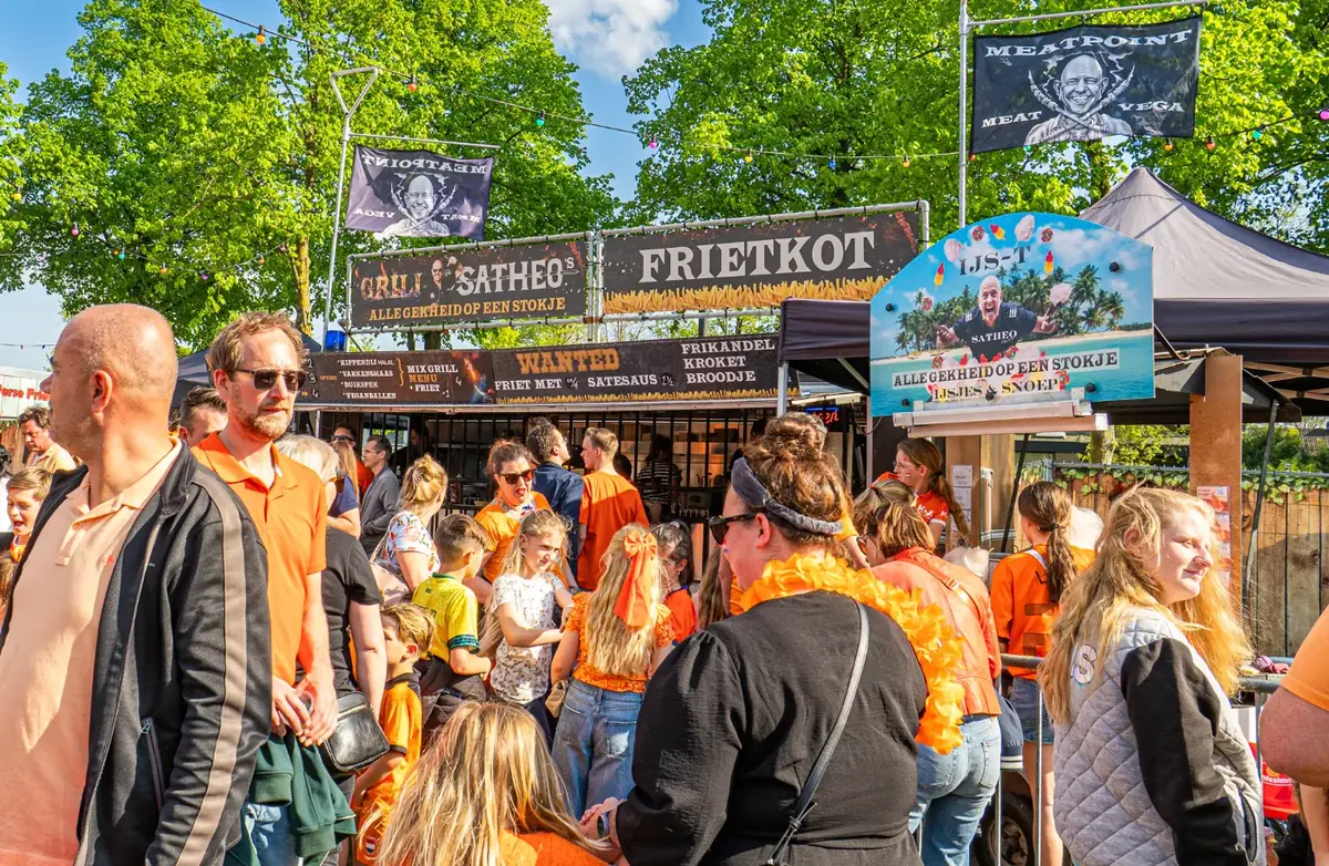 Drukte voor de trucks van Satheo op een festival