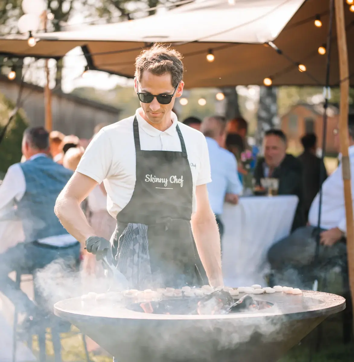 De chef aan de grill tussen de gasten