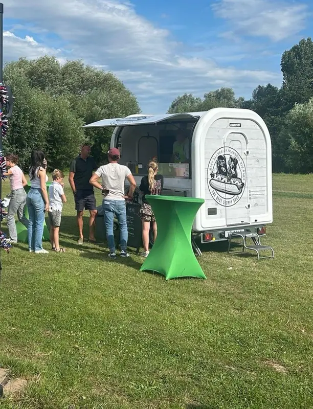 Sloppy Dogs, vegetarische foodtruck uit Gelderland, te huur via Feestkarhuren.nl